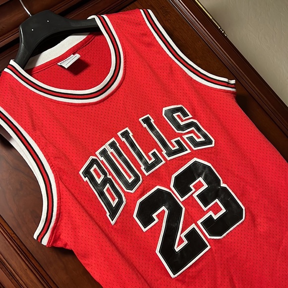 NBA Chicago Bulls 6th MVP & 6 Time World Champion Michael Jordan #23 Red Jersey! - Picture 5 of 8